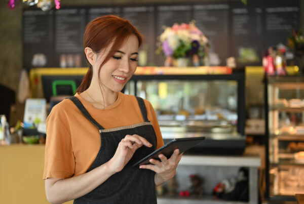 restaurant employee using meazureup app