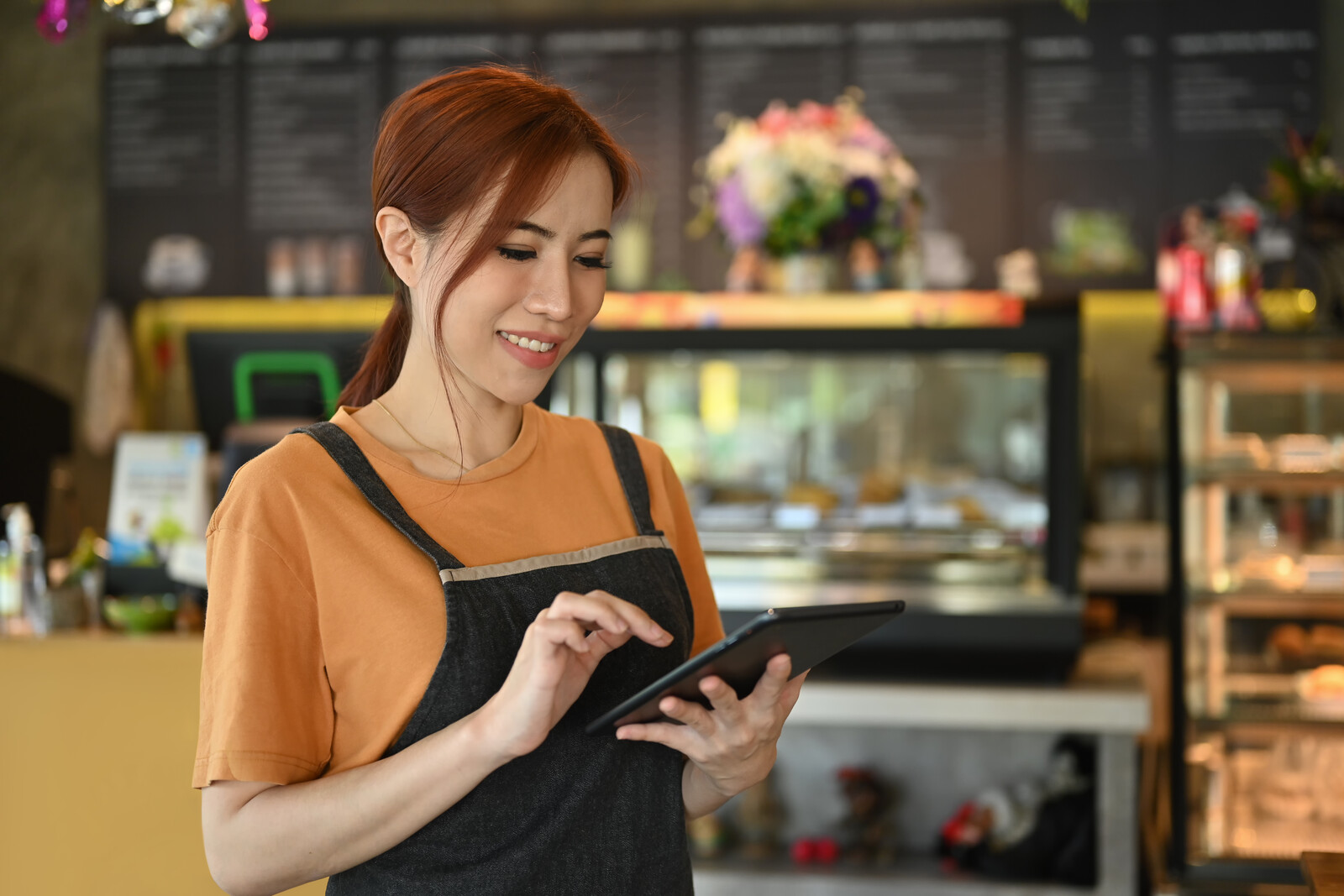 restaurant employee using meazureup app
