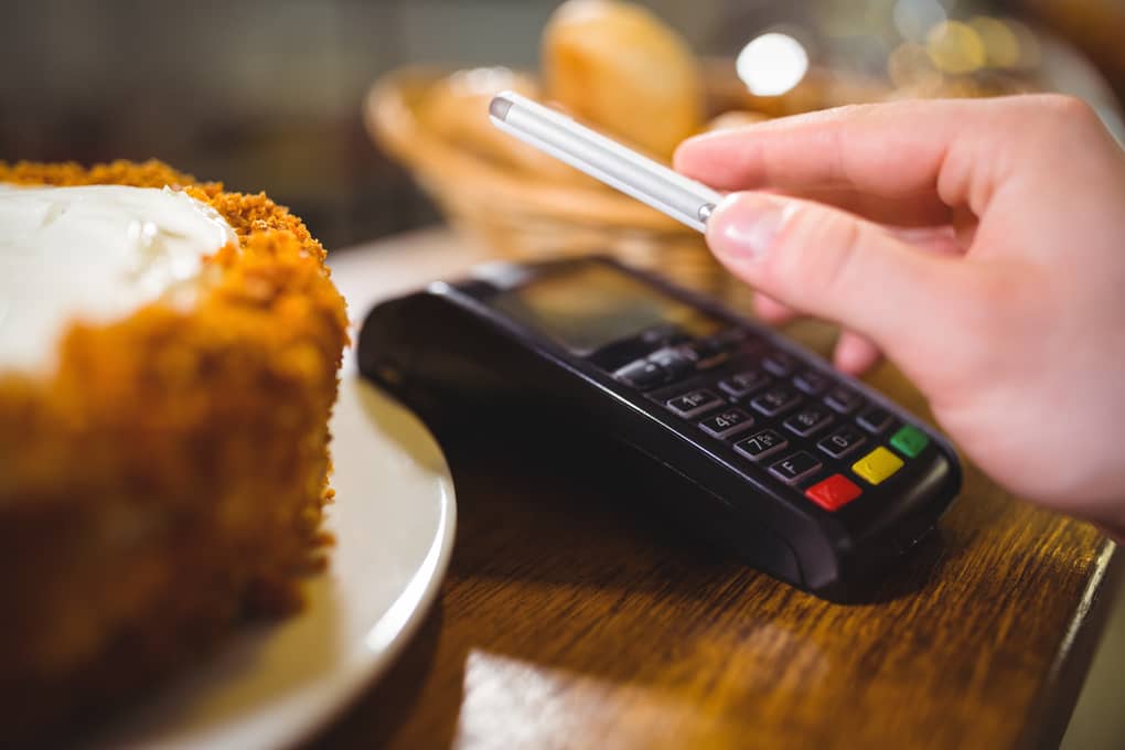 automation in restaurants - women paying bill