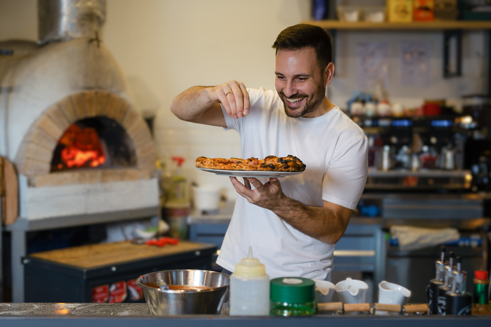 mod pizza employee making pizza