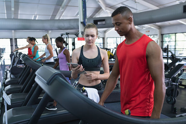 personal-trainer-at-a-gym