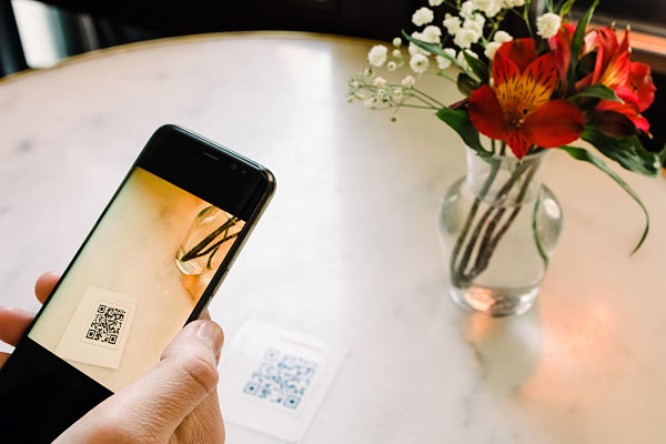 woma scanning QR code at restaurant